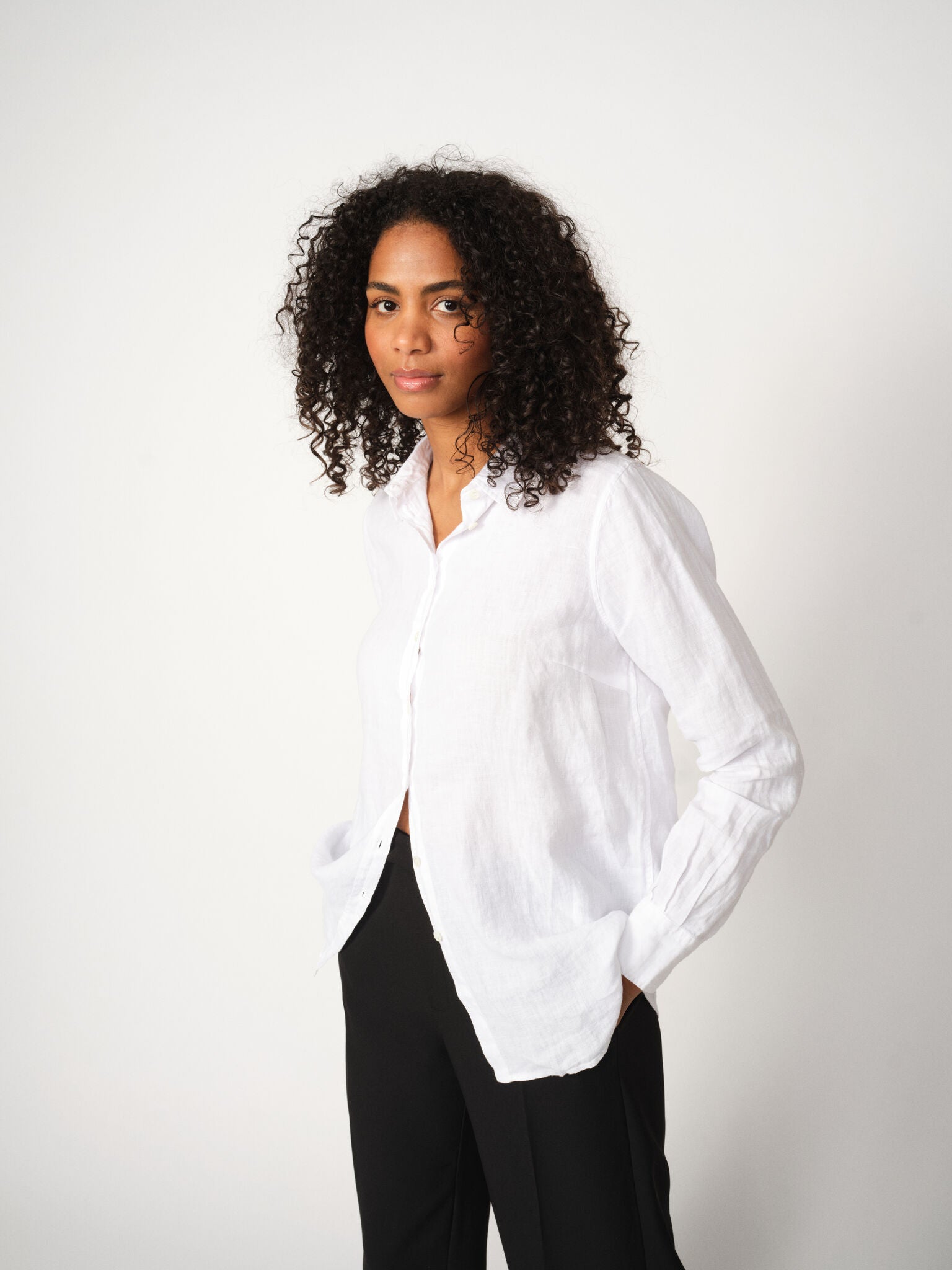 Modelshot / White / Detail